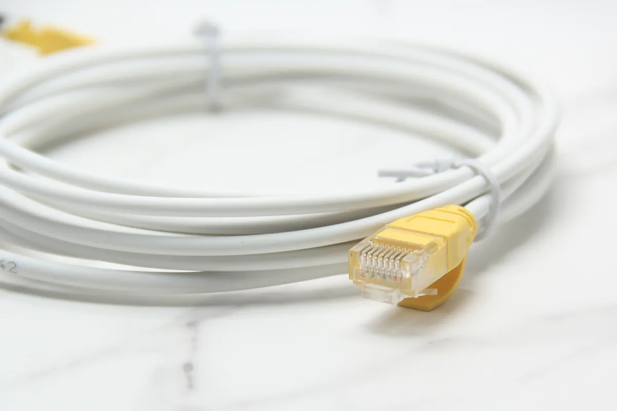 安费诺工业级超细Cat6万兆网线3米 28AWG极细机身 10Gbps高速传输