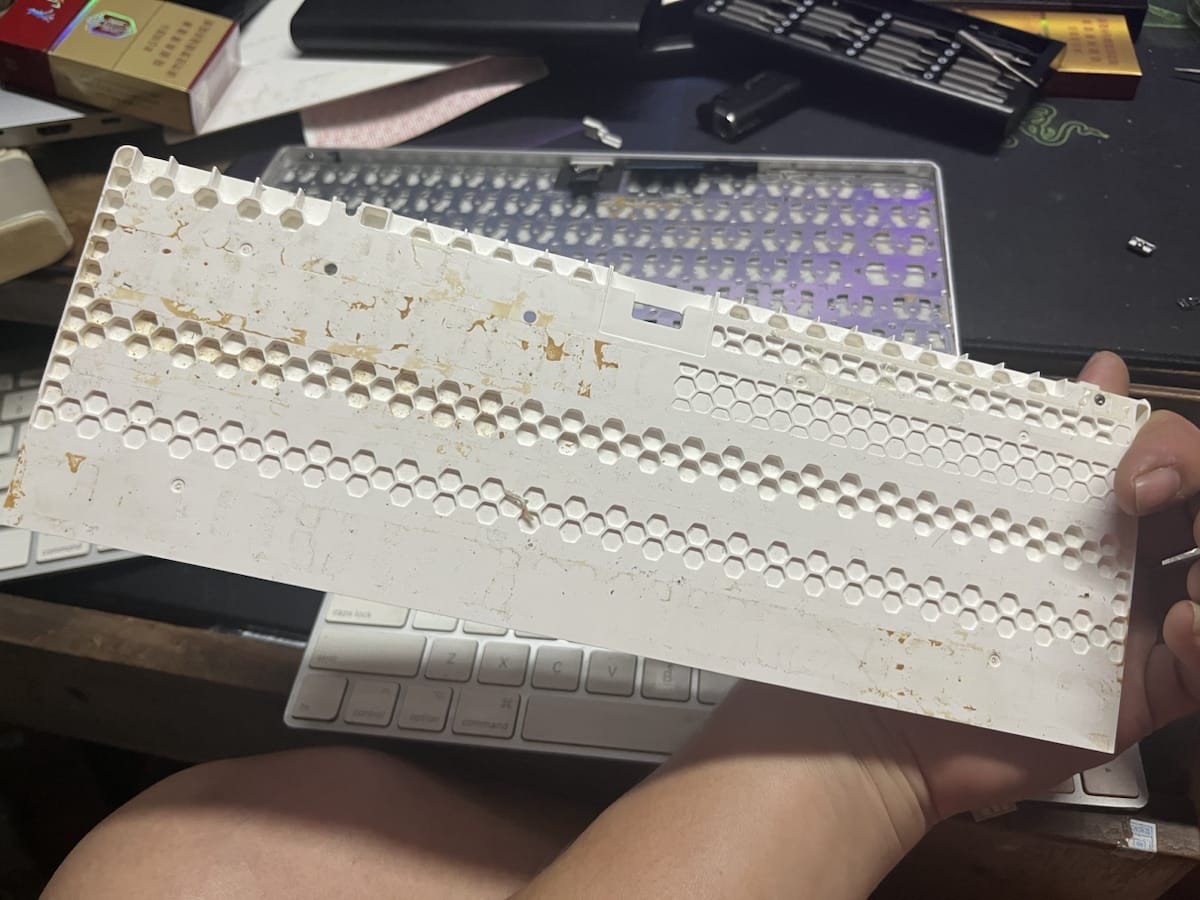 苹果键盘A1664 拆解。一杯奶茶损失一个键盘。