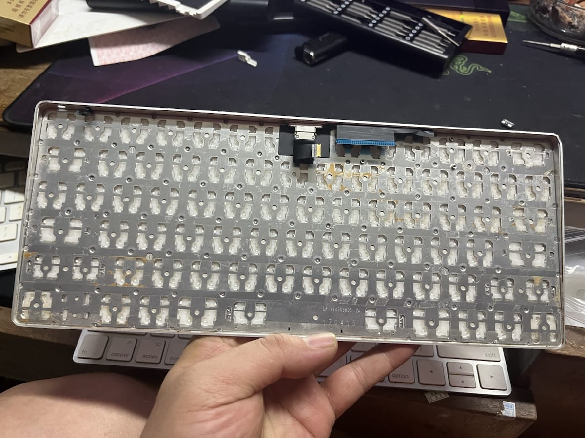 苹果键盘A1664 拆解。一杯奶茶损失一个键盘。